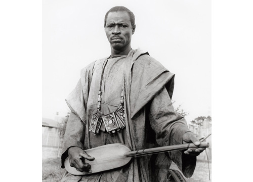 Ali Farka Touré posando con su violín