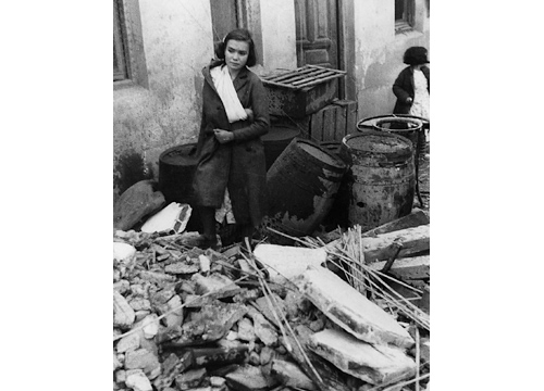Mujer joven sobre las ruinas de un edificio en Madrid, Guerra Civil española
