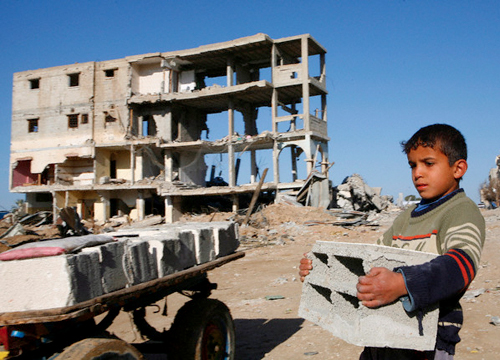 Niño palestino recogiendo escombos. 22 de enero, 2009