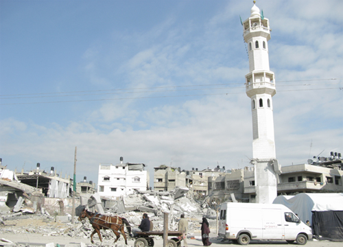 La población de ciudad de Gaza sale a la calle tras 23 días de ataque israelí