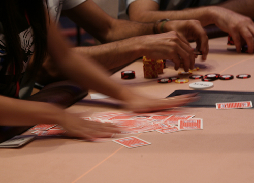 Mesa de poker con fichas y cartas en el Gran Casino de Torrelodones, Madrid, 2009