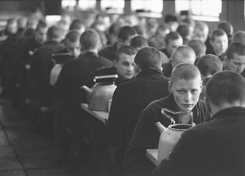 Almuerzo en silencio en un campamento de trabajo para jóvenes en la URSS. Febrero 1992. Shepard Sherbell