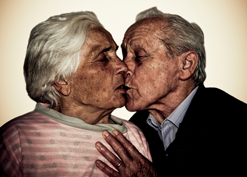 Pareja de ancianos besandose