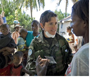 Mujer militar atiende a una mujer africana