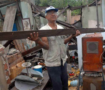 Hombre cubano damnificado por el huracán Sandy