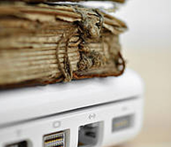 Documento en papel antiguo apoyado sobre un soporte digital