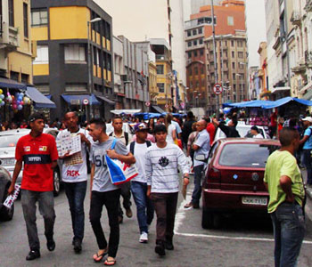 Jóvenes caminando por alguna ciudad sudamericana