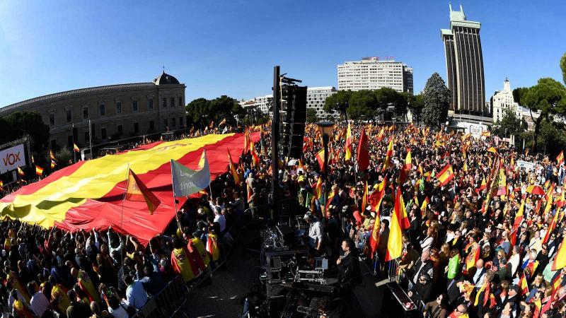 Acto masivo organizado en la plaza de Colón por determinados partidos políticos, con una bandera de España gigante.