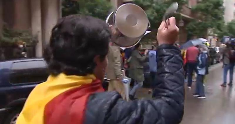 Imagen de un manifestante golpeando una cacerola durante las protestas de la calle Núñez de Balboa, en Madrid; ojalá hubiese servido para pochar unas cebollas, freír un par de patatas y batir algunos huevos. (fuente: 20minutos)